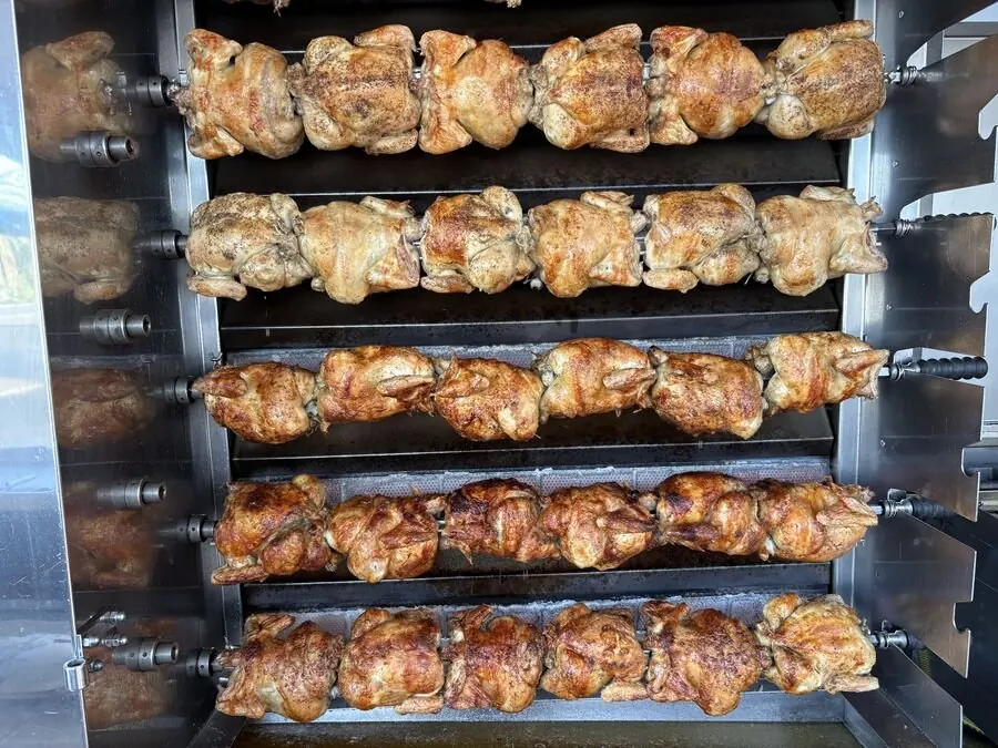 Pollos asados en Huércal-Overa - Pollos Guirao asando en el mercado